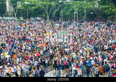 I cittadini venezuelani, contrari al governo di Nicolas Maduro, alloggiato per 12 ore in 'Gran Plantón' del distributore Altamira, sul highwa Foto Stock