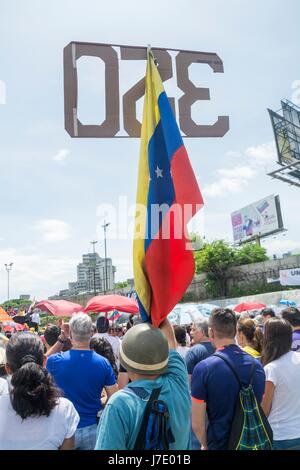 I cittadini venezuelani, contrari al governo di Nicolas Maduro, alloggiato per 12 ore in 'Gran Plantón' del distributore Altamira, sul highwa Foto Stock