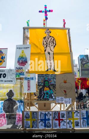 Diverse manifestazioni di artisti plastici in onore di coloro che sono morti nelle manifestazioni. I cittadini venezuelani, contrari al governo di Nicolas Foto Stock