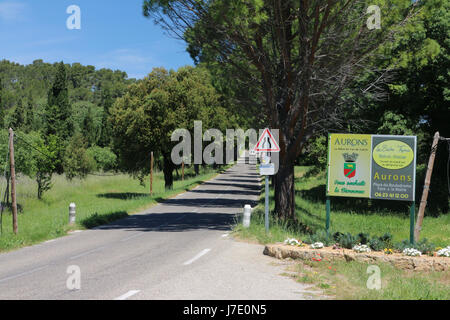 Entrando Aurons (Provenza) Foto Stock