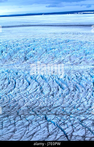 Dure ghiacciai dell'Artico. Live ghiacciaio con vista panoramica del deserto a freddo. Novaya Zemlya arcipelago, isola del Nord. Vista dall'elicottero Foto Stock