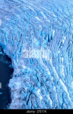 Dure ghiacciai dell'Artico. Il ghiacciaio Live: la parete anteriore e la zona di ablazione (produzione di piccoli iceberg e growlers). Novaya Zemlya arcipelago, a nord di isl Foto Stock