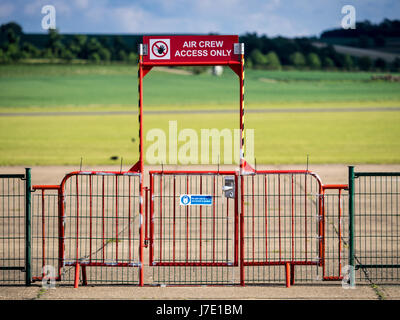 Porta di accesso per gli equipaggi degli aeromobili solo in un piccolo aerodromo in Cambridgeshire, Regno Unito Foto Stock