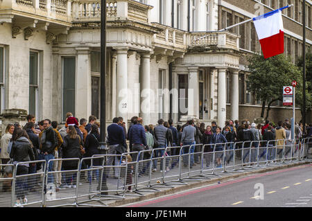 I residenti francesi nel Regno Unito in coda per più di un'ora a South Kensington, Londra, per esprimere il loro voto in per il primo round del 2017 elezioni presidenziali francesi. Dotato di: gli elettori dove: Londra, Regno Unito quando: 23 Apr 2017 Credit: Alozie/WENN.com Foto Stock