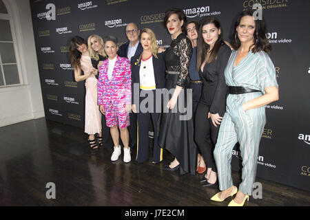 Kathryn Hahn, Judith Luce, Jill Soloway, Jeffrey Tambor, Alanis Morissette, Nostra Signora J, Gaby Hoffmann, Trace Lysette e Amy Landecker frequentando la perfezione del Amazon Video Emmy per la vostra considerazione lo screening per 'trasparente' a Hollywood Athletic Club di Los Angeles, California. Dotato di: Kathryn Hahn, Judith Luce, Jill Soloway, Jeffrey Tambor, Alanis Morissette, Nostra Signora J, Gaby Hoffmann, Trace Lysette, Amy Landecker dove: Los Angeles, Stati Uniti quando: 22 Apr 2017 Credit: Eugene poteri/WENN.com Foto Stock