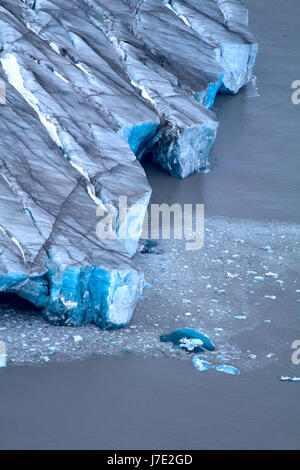 Dure ghiacciai dell'Artico. Il ghiacciaio Live: anteriore, zona di ablazione con ghiaccio rotto in mare. Novaya Zemlya arcipelago, isola del Nord. Vista dall'elicottero Foto Stock