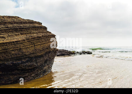 Parete di roccia la formazione su un cielo cupo. Foto Stock