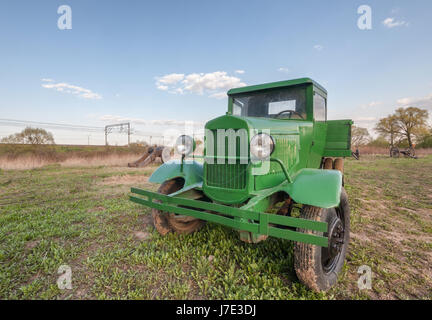 La RUSSIA/Regione di Mosca- luglio 2016: Vintage retrò carrello sovietica campo verde, vista frontale closeup Foto Stock