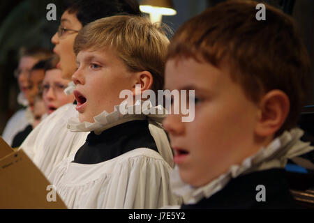 Abbey School, Tewkesbury con studente Andrew Swait in coro pratica a Tewkesbury Abbey e con i compagni di classe. Foto Stock