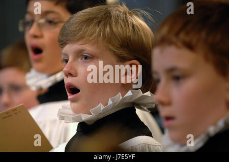 Abbey School, Tewkesbury con studente Andrew Swait in coro pratica a Tewkesbury Abbey e con i compagni di classe. Foto Stock