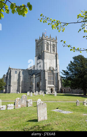 Christchurch Priory dal sagrato, Christchurch, Dorset, England, Regno Unito Foto Stock