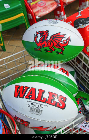 Welsh souvenir palle di rugby, High Street, Rhyl (Y Rhyl), Denbighshire (Sir Ddinbych), Wales, Regno Unito Foto Stock