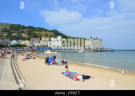 Vista della spiaggia, Llandudno, Conwy County Borough (Bwrdeistref Sirol Conwy), Wales, Regno Unito Foto Stock