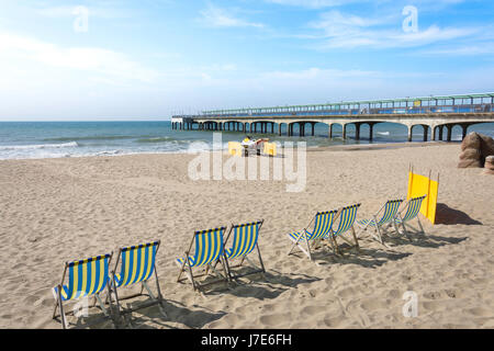 Vista sulla spiaggia e Bournemouth Pier, Boscombe, Bournemouth Dorset, England, Regno Unito Foto Stock