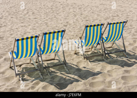 Sedie a sdraio sulla spiaggia, Boscombe, Bournemouth Dorset, England, Regno Unito Foto Stock