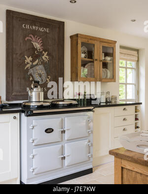 Vintage in legno francese champagne segno sopra Aga in cucina rustica francese con tatto. Il display armadio è da Hill & Co HOME Foto Stock