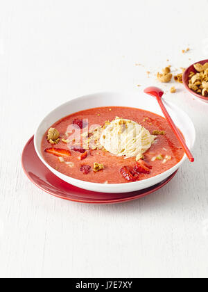 Fragole gazpacho di cetriolo con gelato alla vaniglia Foto Stock