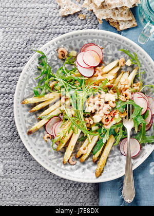 Insalata di asparagi e gamberetti Foto Stock