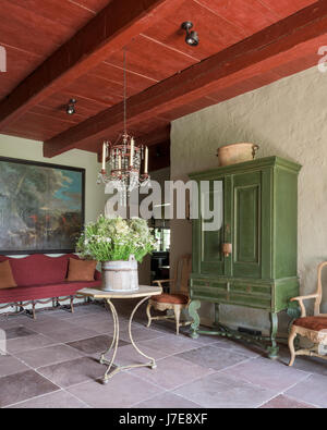 Verniciato di verde armadio svedese e il cafe tabella con il francese a metà del XIX secolo lampadario in vetro Foto Stock