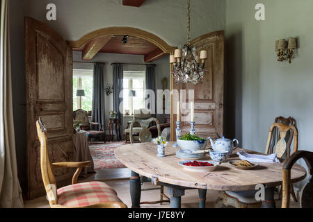 Svedese di doppie porte con del XIX secolo di cristallo e dorato lampadario francese e svedese porte doppie Foto Stock