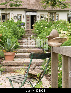 Anatre di legno in giardino con il tetto di paglia del xvii secolo famhouse Foto Stock