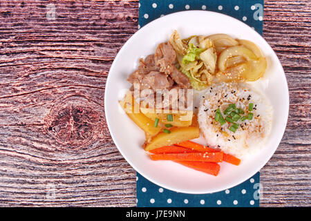 Thai di riso al gelsomino in americano di stile Coreano, riso con carne di maiale tagliata a fette di bistecca di carote tagliate a fette,,patate e cipolla fritta guarnita di cavolo sesames e scalogno. Foto Stock