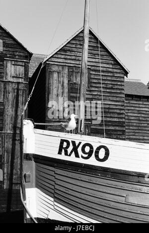 Net capannoni e barche da pesca sulla Stade a Hastings, East Sussex, Regno Unito Foto Stock