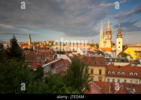 Vista panoramica della città di Zagabria di tetti, Croazia Foto Stock