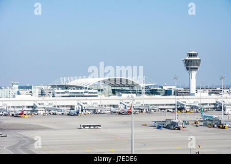 Monaco di Baviera, Germania - Aprile 9: Piani in posizione di parcheggio all'aeroporto di Monaco di Baviera, in Germania il 9 aprile 2017. L'aeroporto dispone di oltre 40 milioni di passenge Foto Stock