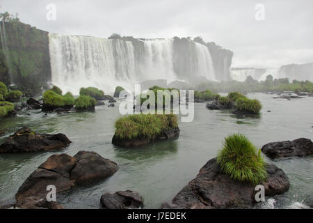 Cascate di Iguassù, Brasiliano cade dal marciapiede vicino alla Gola del Diavolo, Brasile Foto Stock
