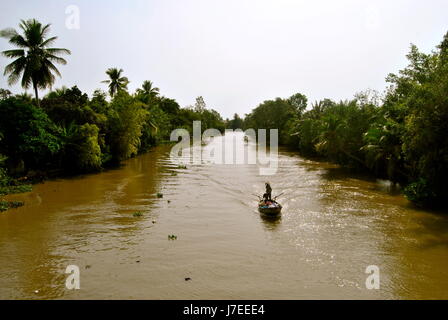 Le barche il trasporto delle merci, il Delta del Mekong, Vietnam Foto Stock