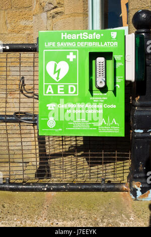 Un'emergenza pubblica un defibrillatore in cabinet bloccato sul lungomare a Clevedon, Somerset, Regno Unito. Foto Stock