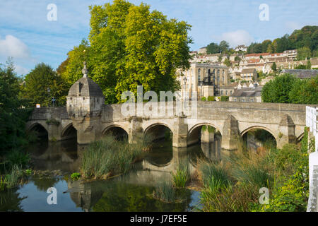 Il ben noto antico ponte sul fiume Avon con il suo ex cappella e quindi lock-up in autunno sunshine, Bradford on Avon, Wiltshire, Regno Unito Foto Stock