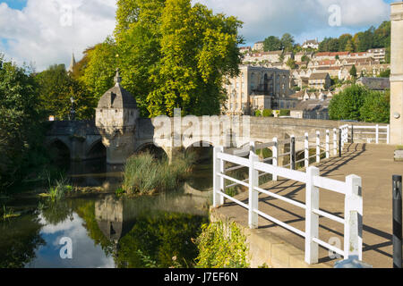 Il ben noto antico ponte sul fiume Avon con il suo ex cappella e quindi lock-up in autunno sunshine, Bradford on Avon, Wiltshire, Regno Unito Foto Stock