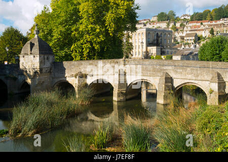 Il ben noto antico ponte sul fiume Avon con il suo ex cappella e quindi lock-up in autunno sunshine, Bradford on Avon, Wiltshire, Regno Unito Foto Stock