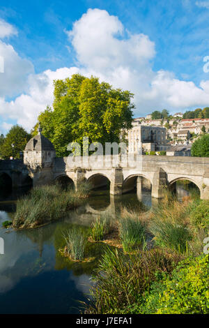 Il ben noto antico ponte sul fiume Avon con il suo ex cappella e quindi lock-up in autunno sunshine, Bradford on Avon, Wiltshire, Regno Unito Foto Stock