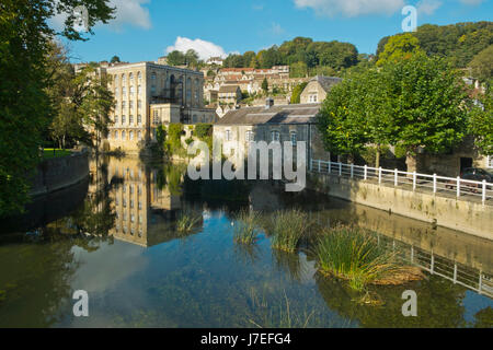 Pittoresca architettura industriale lungo il fiume Avon in autunno sunshine, Bradford on Avon, Wiltshire, Regno Unito Foto Stock