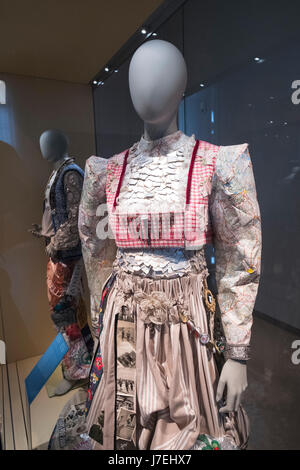 Visualizzazione delle donne costume di fantasia Museo delle Culture Europee a Dahlem, Berlino, Germania Foto Stock