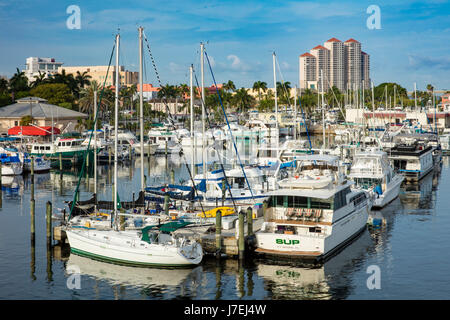 La mattina presto su Fort Myers bacino Yacht Marina e di edifici di Fort Myers, Florida, Stati Uniti d'America Foto Stock