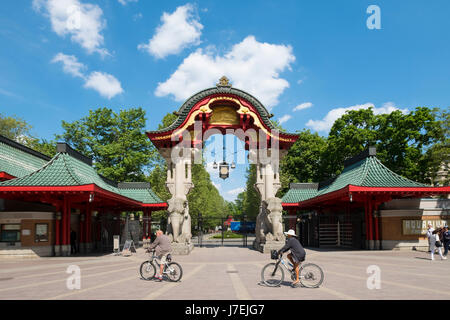 Entrata allo Zoo di Berlino nel quartiere di Charlottenburg, Berlino, Germania Foto Stock