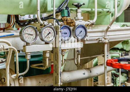 Sensori di pressione nella camera del motore della nave Foto Stock