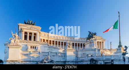 Il Vittoriano è un monumento dedicato al primo re del regno d'Italia, Vittorio Emanuele II. Foto Stock