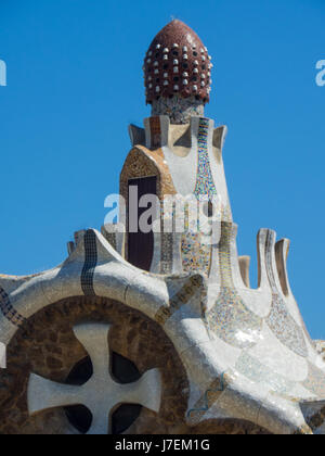 Una forma a fungo guglia in cima ad una casa di Antoni Gaudi Park Güell, Barcelona, Spagna. Foto Stock