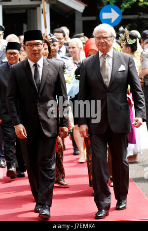 (170524) -- BANDUNG, 24 maggio 2017 (Xinhua) -- il re svedese Carl XVI Gustaf (anteriore R) cammina con Indonesia Bandung grandi Ridwan Kamil anteriore (L) durante un evento del re visita a Bandung, West Java, Indonesia, 24 maggio 2017. (Xinhua/Banyu Biru) (ZF) Foto Stock