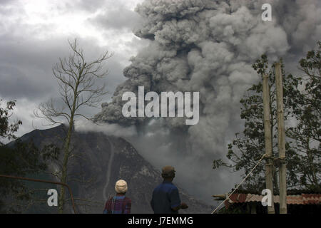 Tiga Pncur village, Karo, nel nord di Sumatra, Indonesia. Xxiv Maggio, 2017. La gente guarda Mount Sinabung produca ceneri vulcaniche, Tiga Pncur village, Karo, Nord di Sumatra, Indonesia, il 24 maggio 2017. Il monte Sinabung è uno di Indonesia 129 vulcani attivi. Credito: Xinhua/Alamy Live News Foto Stock