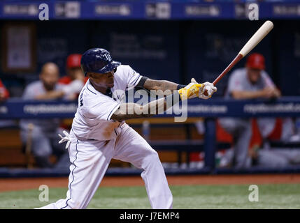 23 maggio 2017 - Tampa Bay Rays shorstop Tim Beckham (1) colpisce le oscillazioni nel quinto inning di gioco tra gli angeli e i raggi al Tropicana Field, San Pietroburgo, Florida, Stati Uniti d'America. Del Mecum/CSM Foto Stock