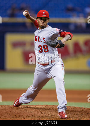 23 maggio 2017 - Los Angeles Angeli relief pitcher Keynan Middleton (39) pitching nel nono inning di gioco tra gli angeli e i raggi al Tropicana Field, San Pietroburgo, Florida, Stati Uniti d'America. Del Mecum/CSM Foto Stock