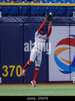 23 maggio 2017 - Los Angeles Angeli sinistra fielder Cameron Maybin (9) Catture Tampa Bay Rays shorstop Tim Beckham (1) unità di linea nel nono ining nel gioco tra gli angeli e i raggi al Tropicana Field, San Pietroburgo, Florida, Stati Uniti d'America. Del Mecum/CSM Foto Stock