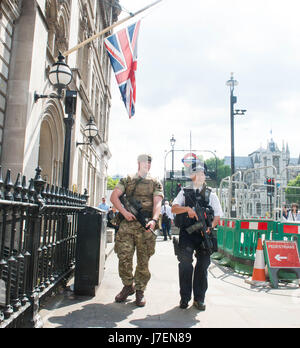 Londra, Regno Unito. Il 5 maggio 2017. Poliziotti armati e soldati che pattugliano le strade di Londra. Il militare sarà fornire le guardie armate per posizioni chiave in tutta Londra. Credito : Michael Tubi/ Alamy Live News Foto Stock