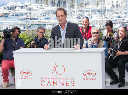 Cannes, Francia. Xxiv Maggio, 2017. Attore Vincent Lindon comporta per il photocall del film 'Rodin' durante il settantesimo annuale di Cannes Film Festival presso il Palais des Festivals a Cannes, Francia, il 24 maggio 2017. Credito: Xinhua/Alamy Live News Foto Stock